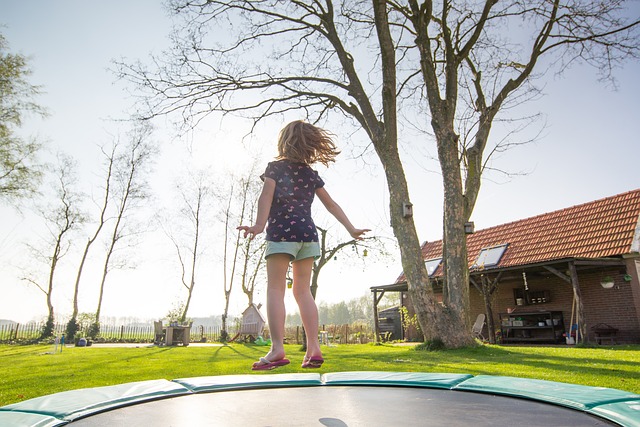 trampolína a děvče.jpg