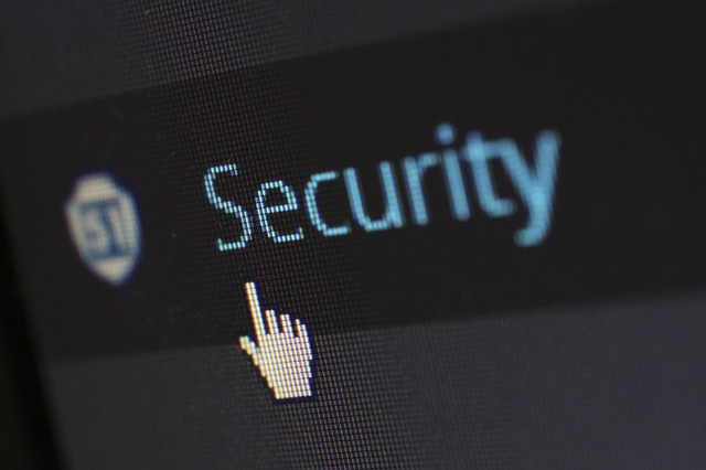 nápis security a ruka, spíš prst, jak na ni ukazuje – bezpečnost